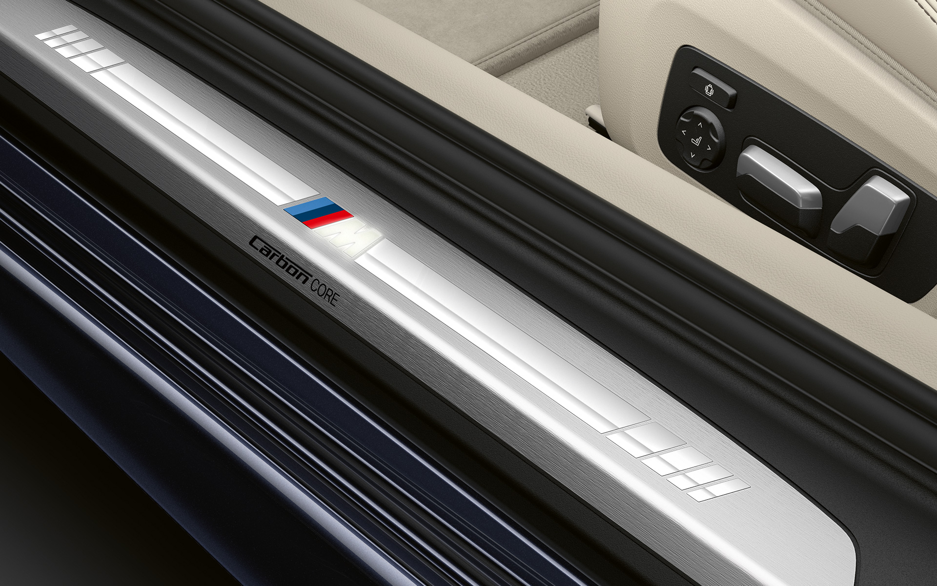 BMW Serie 8 Coupé, moldura de entrada con logotipo “M” Detalle de la moldura de entrada del nuevo BMW Serie 8 Coupé con el logotipo “M”.