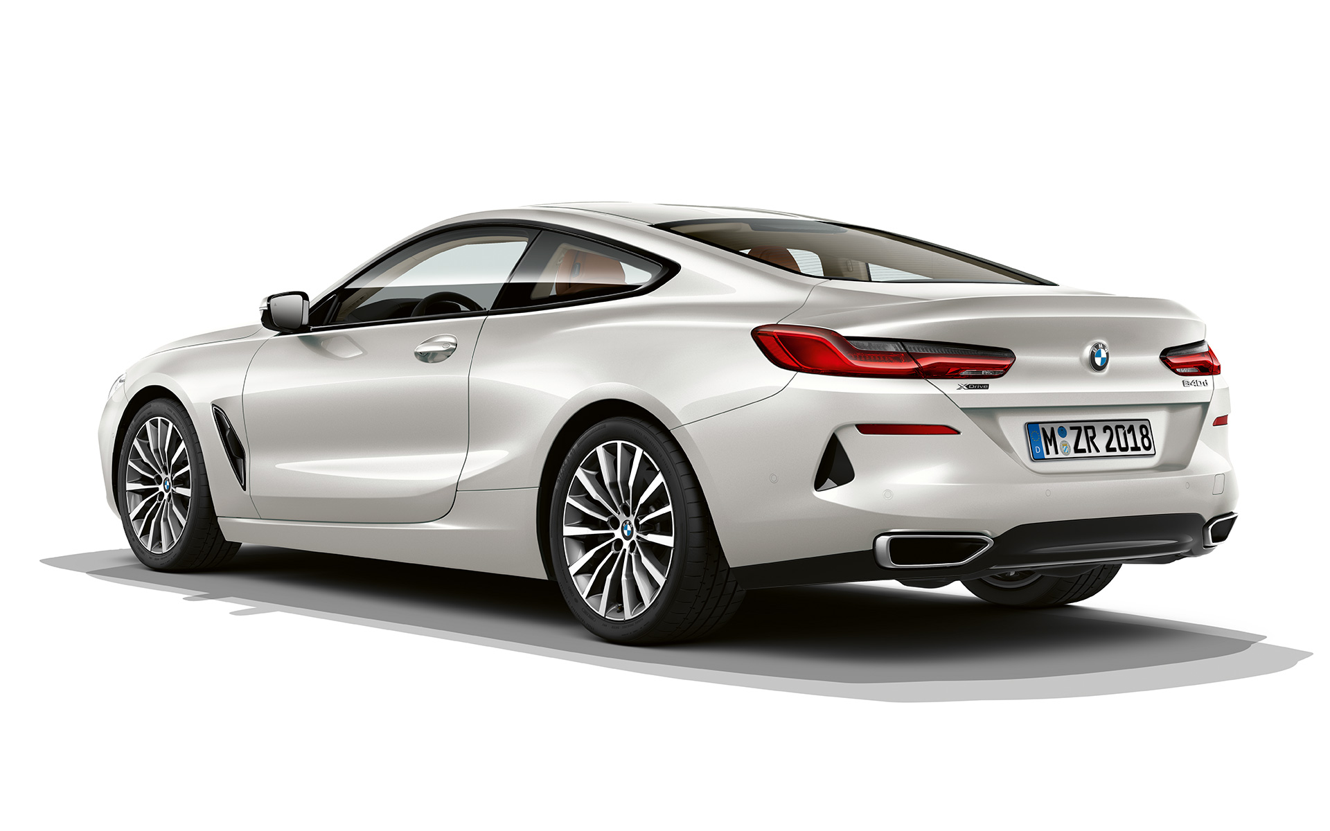 BMW Serie 8 Coupé, Mineralweiss metalizado Imagen fija del nuevo BMW Serie 8 Coupé parado en Mineralweiss metalizado ante un fondo blanco.