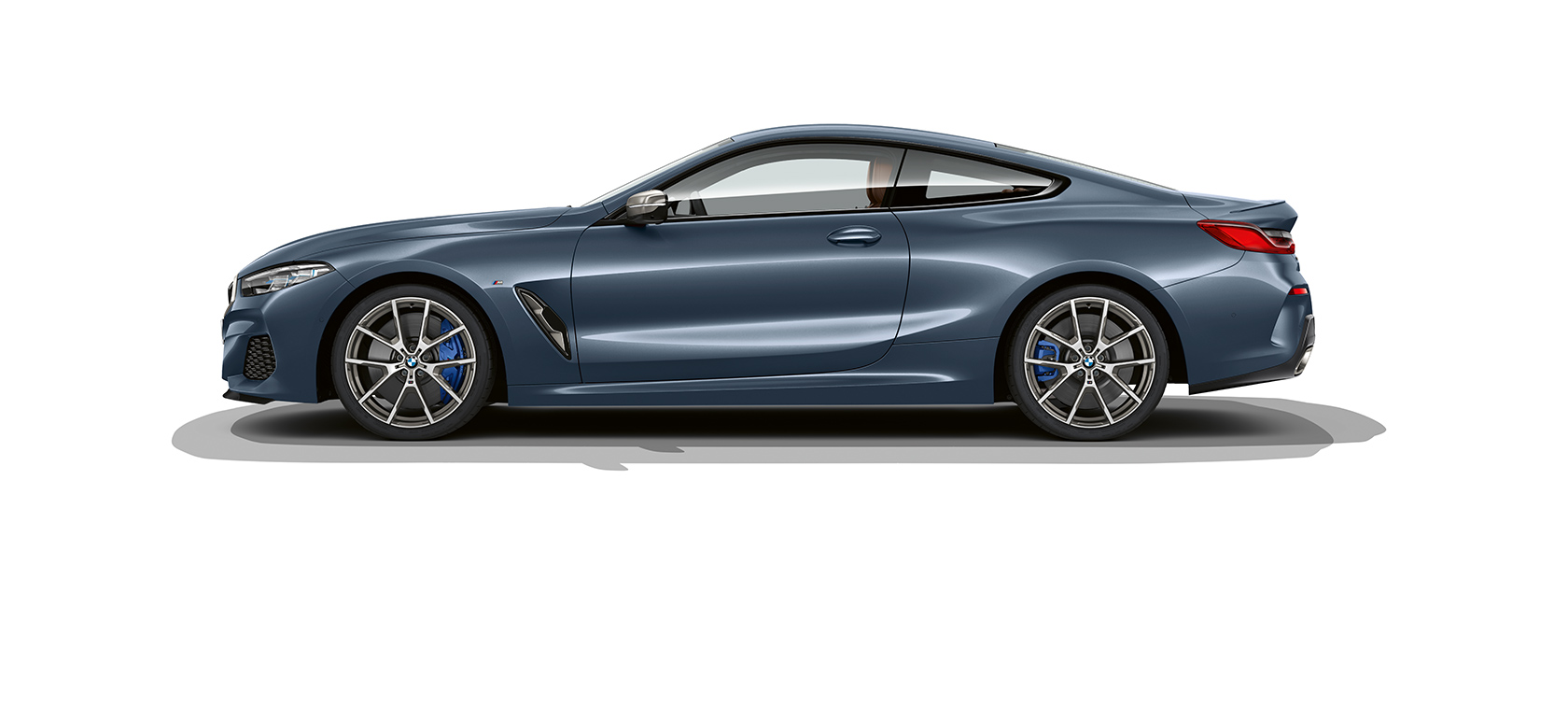 Imagen del BMW Serie 8 Coupé parado Imagen del lateral del nuevo BMW Serie 8 Coupé parado ante un fondo blanco.