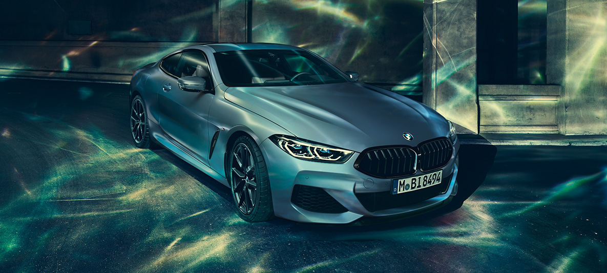 BMW M850i Coupé, imagen de tres cuartos del frontal Imagen de tres cuartos del frontal del BMW M850i Coupé en un entorno urbano.