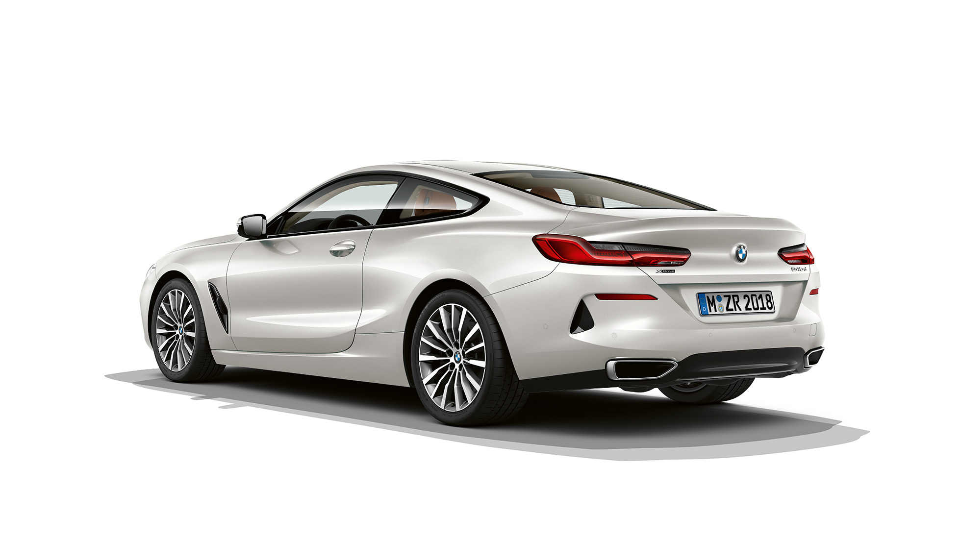 BMW Serie 8 Coupé, imagen de tres cuartos de la zaga. BMW Serie 8 Coupé, Mineralweiss metalizado, imagen de tres cuartos de la zaga.