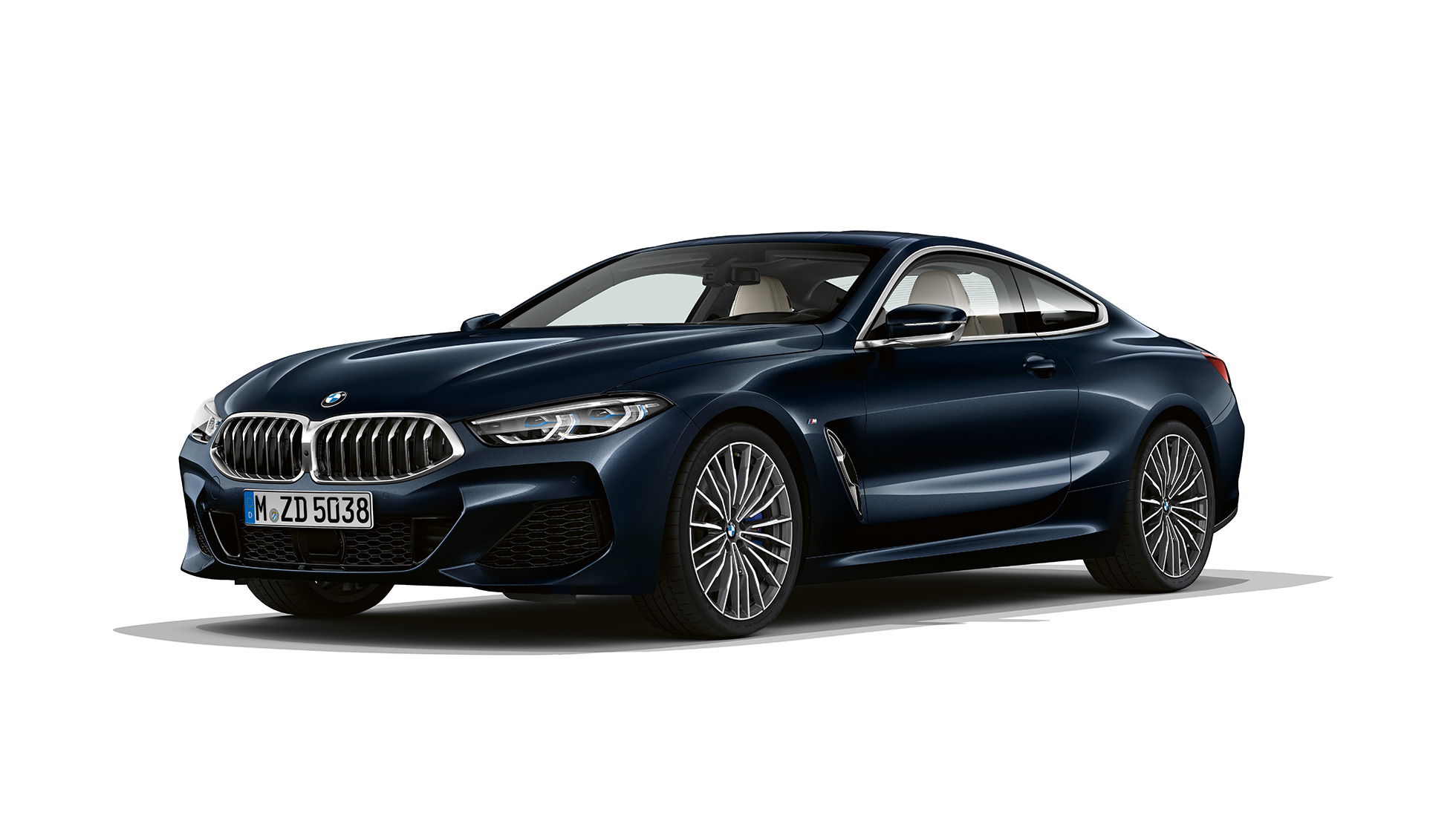 BMW Serie 8 Coupé, imagen de tres cuartos del frontal. BMW Serie 8 Coupé, Carbonschwarz metalizado, imagen de tres cuartos del frontal.