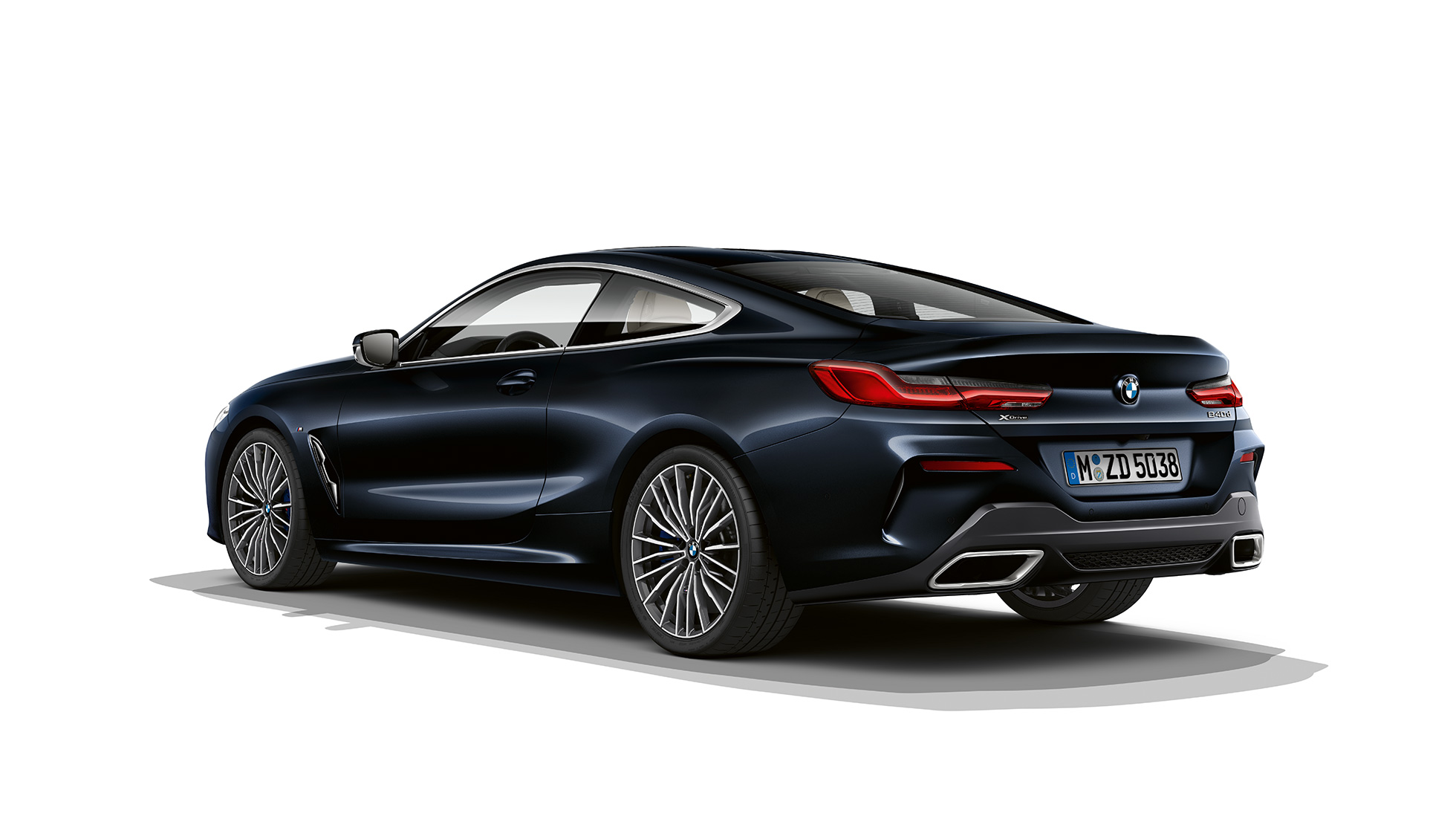 BMW Serie 8 Coupé, imagen de tres cuartos de la zaga. BMW Serie 8 Coupé, Carbonschwarz metalizado, imagen de tres cuartos de la zaga.