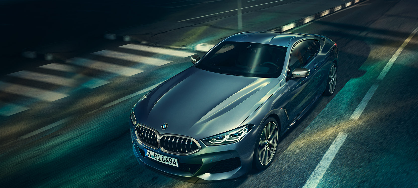 BMW Serie 8 Coupé, imagen de tres cuartos del frontal. BMW Serie 8 Coupé, imagen de tres cuartos del frontal con detalle del capó.