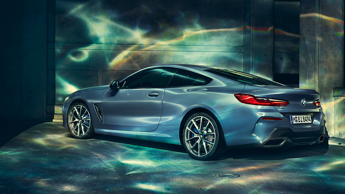BMW Serie 8 Coupé, imagen de tres cuartos de la zaga. Imagen de tres cuartos de la zaga del BMW Serie 8 Coupé de noche en un entorno urbano.