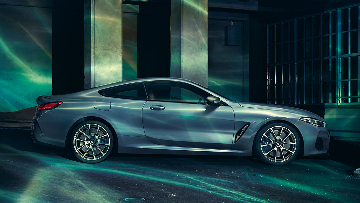 BMW Serie 8 Coupé, vista lateral. Imagen del lateral del BMW Serie 8 Coupé parado en un entorno urbano.