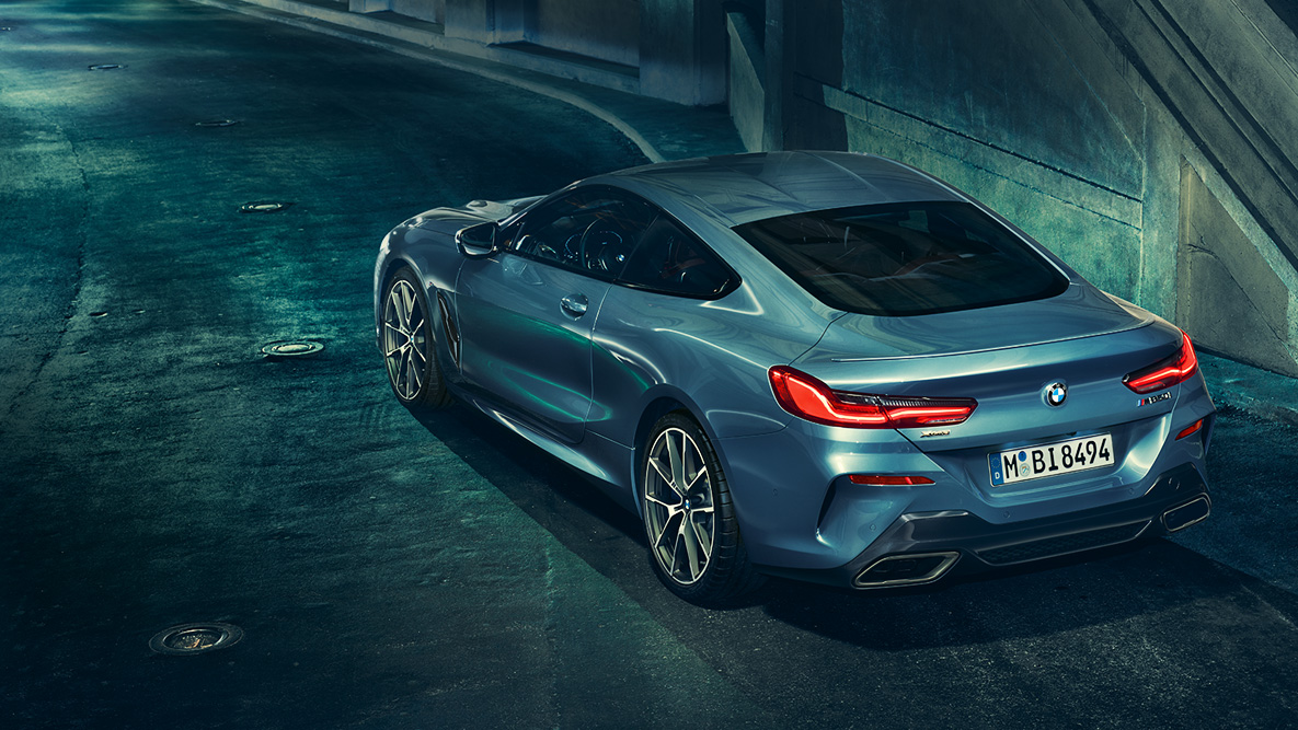 BMW Serie 8 Coupé, imagen de tres cuartos de la zaga. Imagen de tres cuartos de la zaga del BMW Serie 8 Coupé de noche en un entorno urbano.