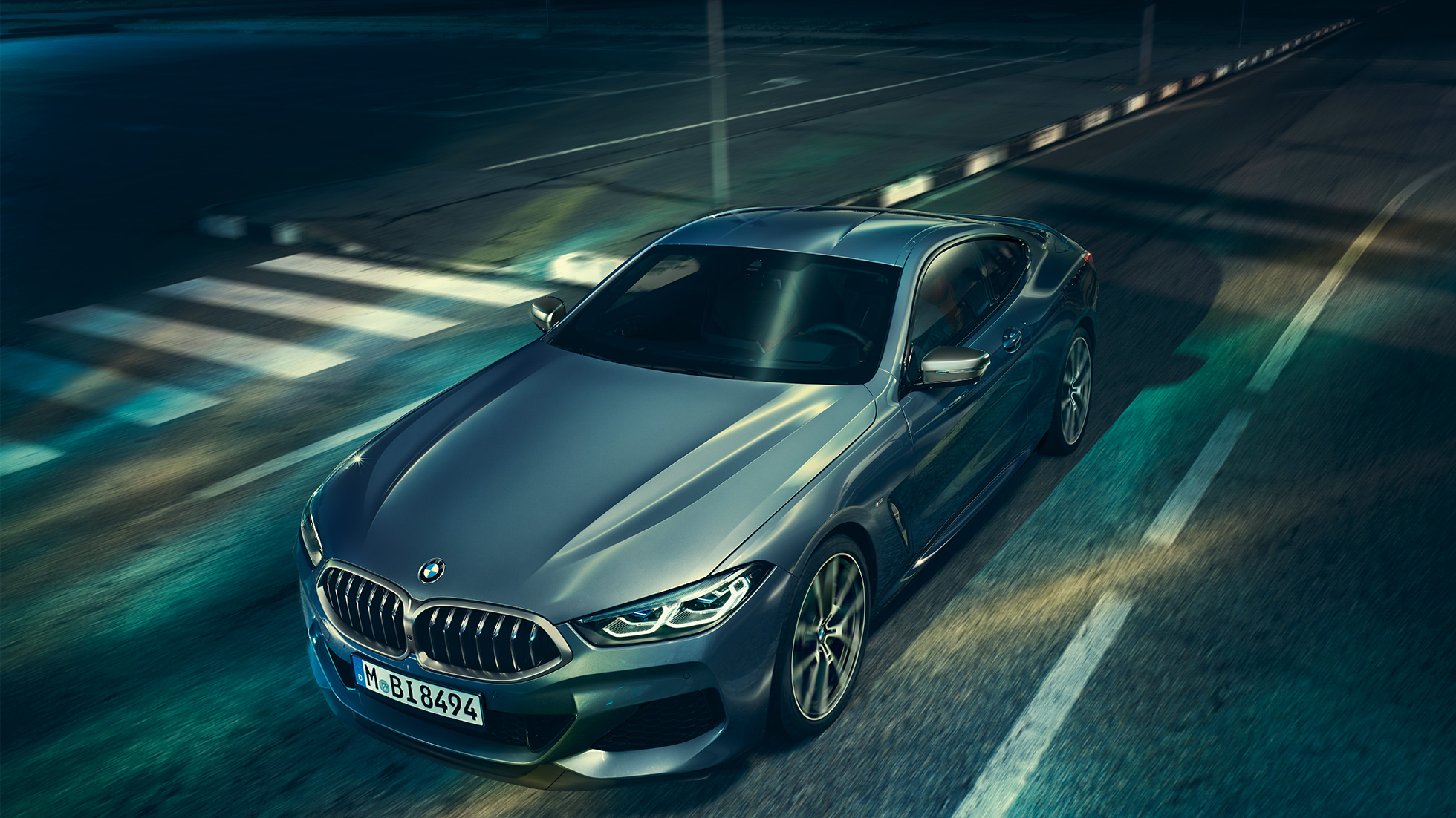 BMW Serie 8 Coupé, imagen de tres cuartos del frontal. BMW Serie 8 Coupé, imagen de tres cuartos del frontal con detalle del capó.