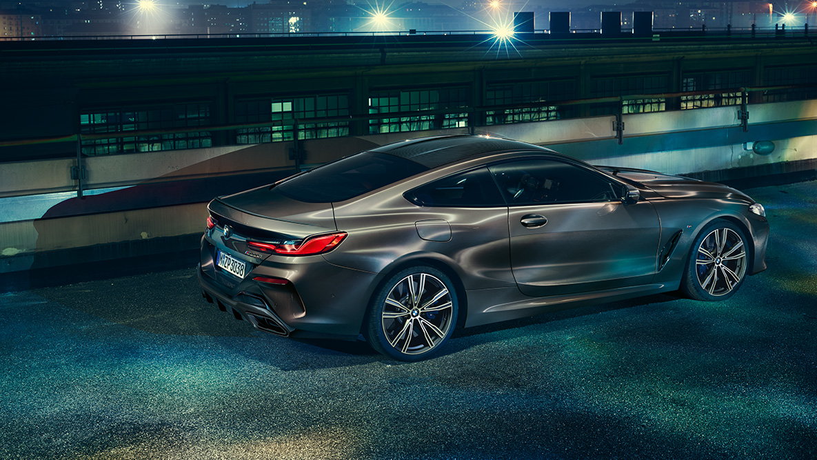 Imagen del BMW Serie 8 Coupé. Imagen del lateral del BMW Serie 8 Coupé con equipamiento BMW Individual de noche en un entorno urbano.