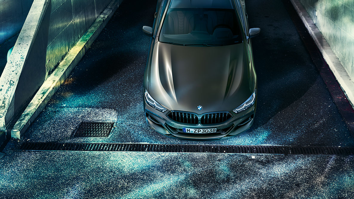 Imagen del frontal del BMW Serie 8 Coupé. Frontal del BMW Serie 8 Coupé con equipamiento BMW Individual de noche en un entorno urbano.