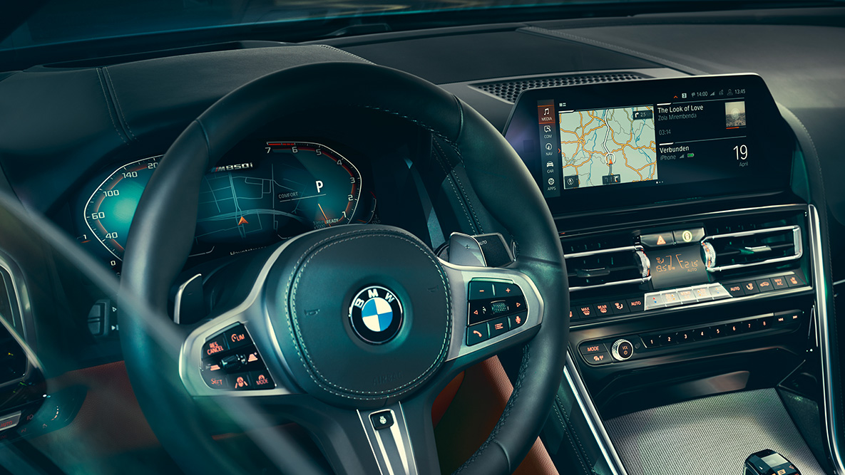 BMW Serie 8 Coupé, puesto de conducción. Detalle del interior del BMW Serie 8 Coupé, enfocado en el volante.