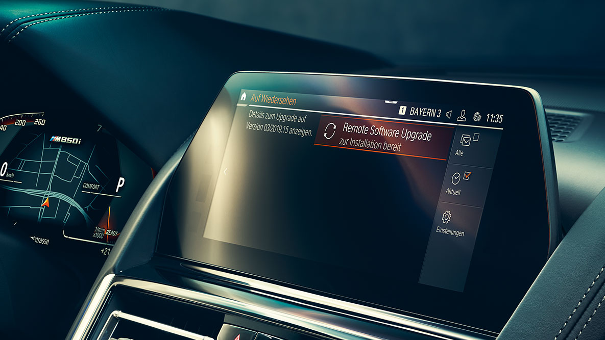 BMW Serie 8 Coupé, puesto de conducción. Interior del BMW Serie 8 Coupé con display de control y BMW Remote Software Upgrade.
