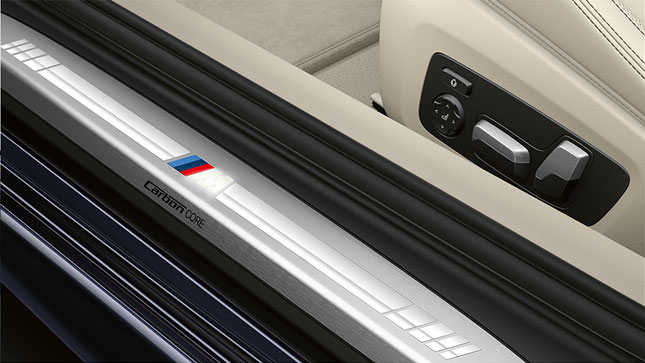 BMW Serie 8 Coupé, moldura de entrada con logotipo “M”. Detalle de la moldura de entrada del BMW Serie 8 Coupé con el logotipo “M”.
