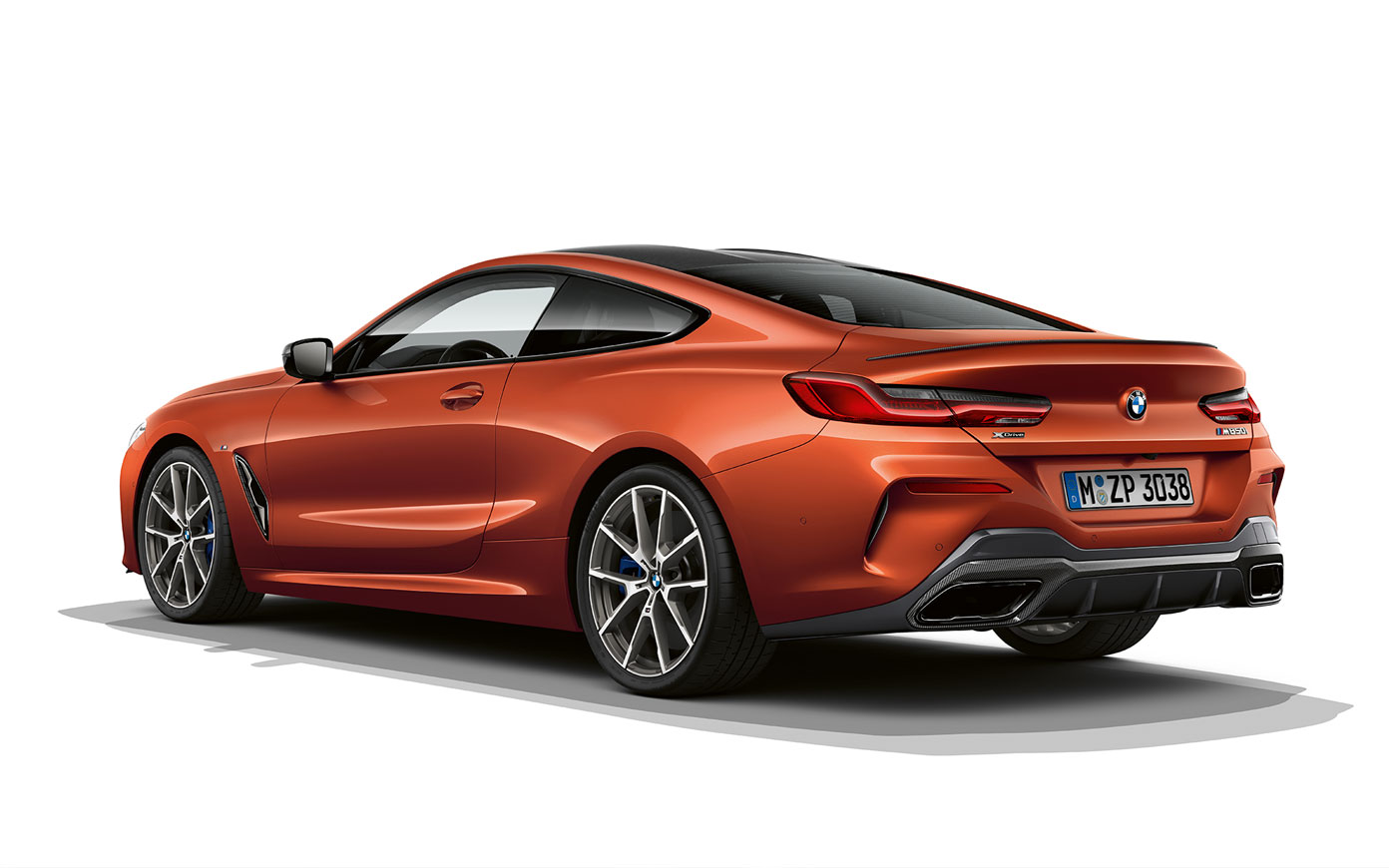 BMW Serie 8 Coupé, Sunset Orange metalizado. BMW Serie 8 Coupé en color Sunset Orange metalizado con fondo blanco.