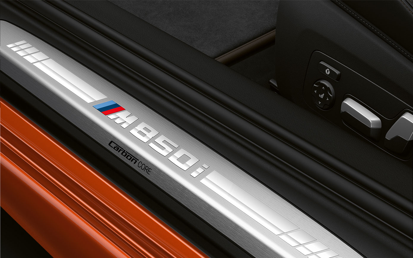 BMW Serie 8 Coupé, moldura de entrada “M850i”. Detalle de la moldura de entrada del BMW Serie 8 Coupé con el logotipo “M850i”.