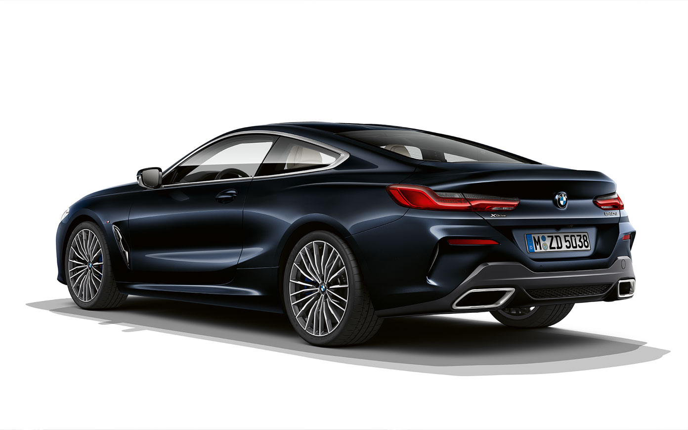 BMW Serie 8 Coupé, Carbonschwarz metalizado. BMW Serie 8 Coupé en color Carbonschwarz metalizado ante un fondo blanco.