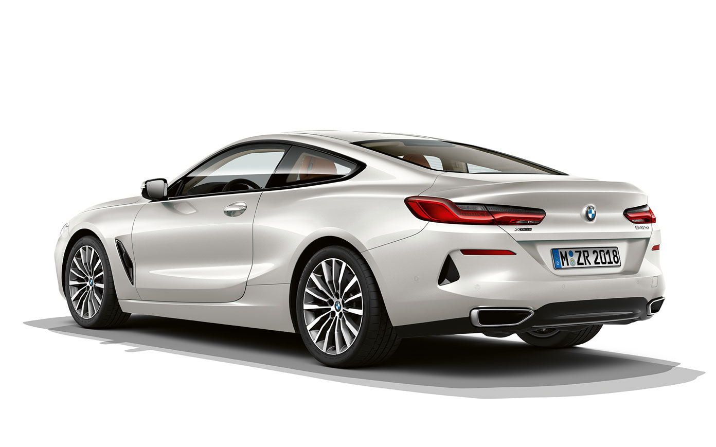BMW Serie 8 Coupé, Mineralweiss metalizado. BMW Serie 8 Coupé en color Mineralweiss metalizado ante un fondo blanco.