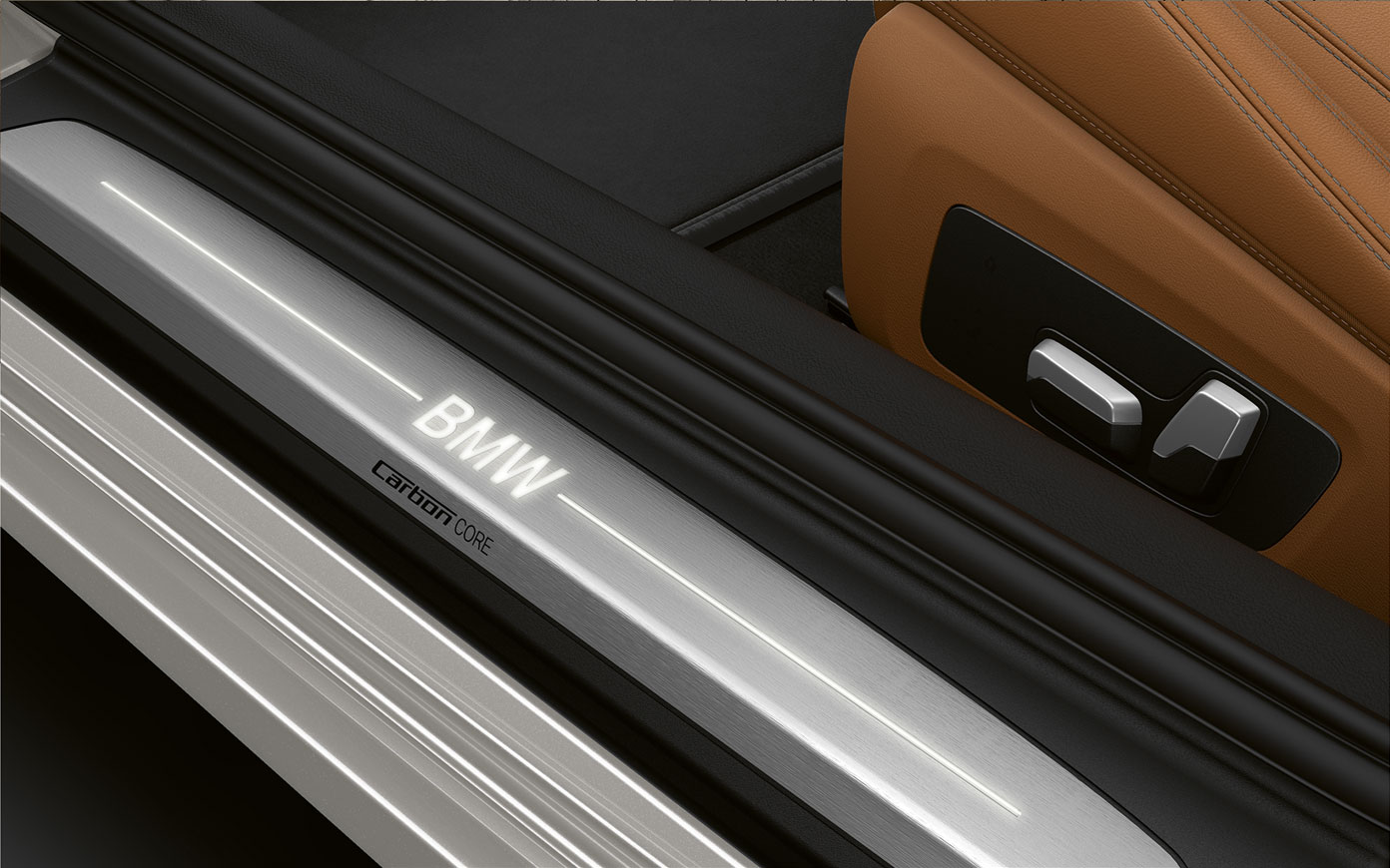 BMW Serie 8 Coupé, moldura de entrada con logotipo “BMW”. Detalle de la moldura de entrada del BMW Serie 8 Coupé con el logotipo “BMW”.