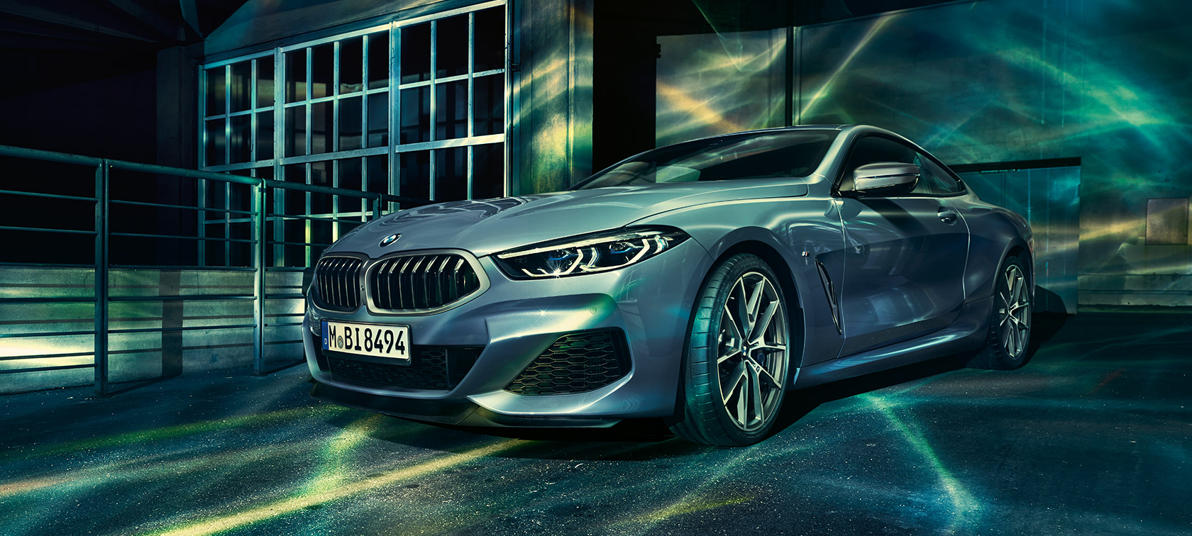 BMW Serie 8 Coupé, imagen de tres cuartos del frontal. BMW Serie 8 Coupé, imagen de tres cuartos del frontal frente a un edificio industrial.