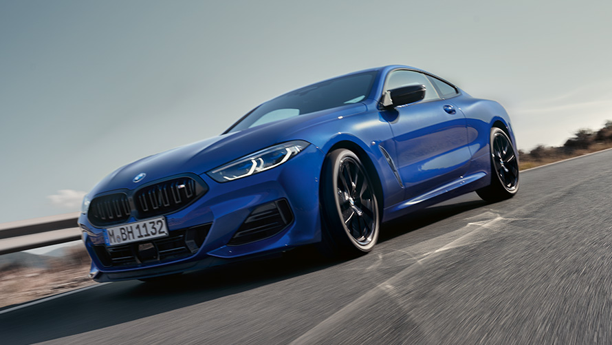 BMW M850i xDrive Coupé G15 LCI Renovación 2022 M Portimao Blue metalizado, vista de tres cuartos del frontal BMW M850i xDrive Coupé G15 LCI Renovación 2022 M Portimao Blue metalizado, vista de tres cuartos del frontal, en marcha