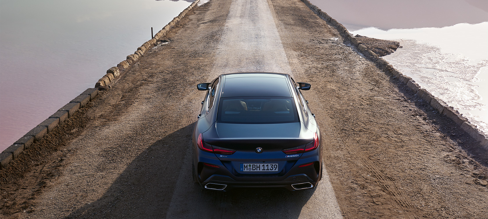 BMW M850i xDrive Gran Coupé G16 LCI Renovación 2022 BMW Individual Frozen Tanzanite Blue metalizado, vista aérea de zaga BMW M850i xDrive Gran Coupé G16 LCI Renovación 2022 BMW Individual Frozen Tanzanite Blue metalizado, vista aérea de zaga