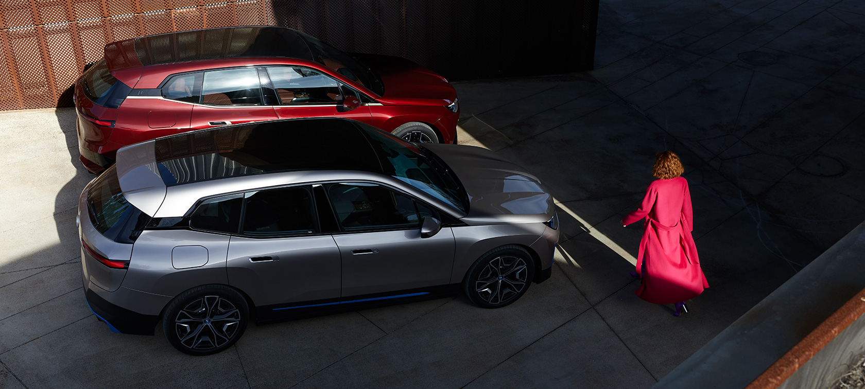 BMW iX diseño exterior Vista superior del BMX iX en color rojo y en color gris. Diseño exterior del SAV eléctrico
