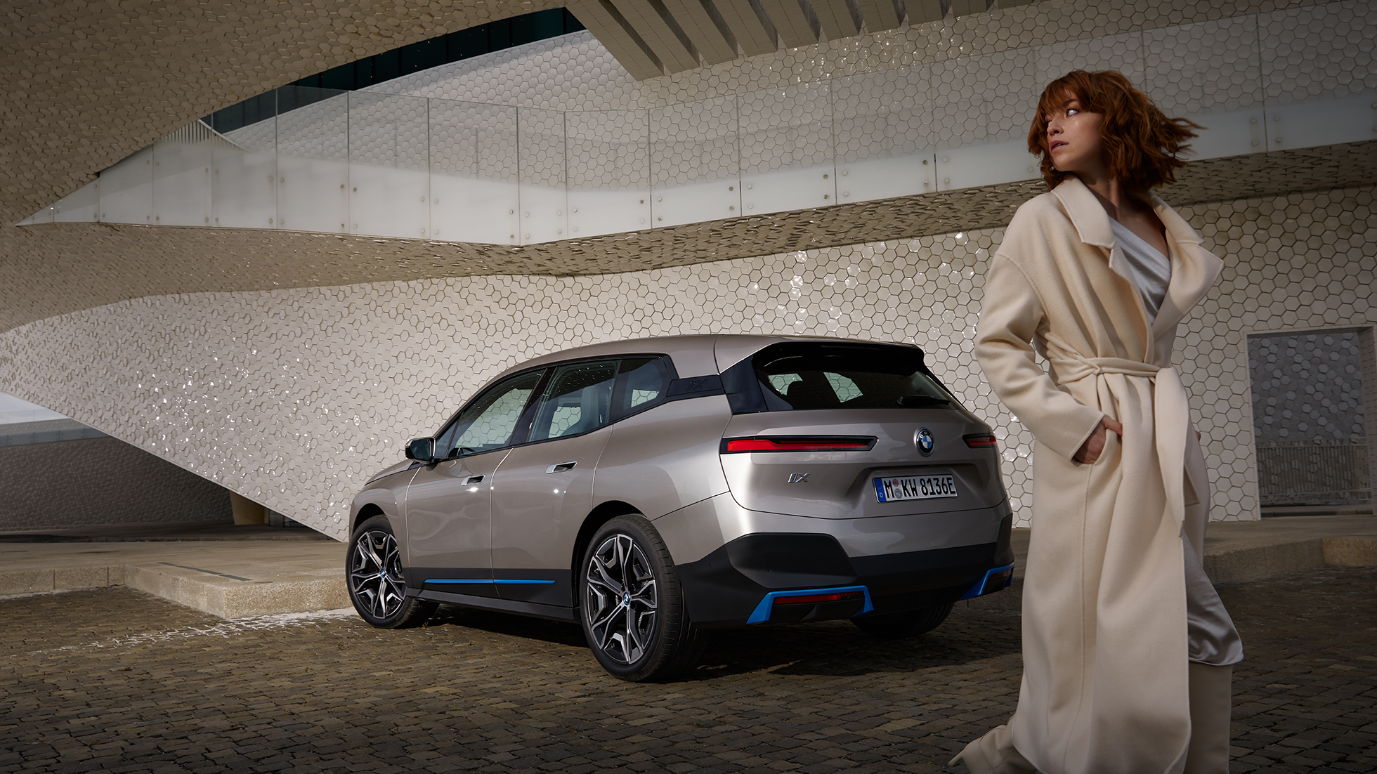BMW iX diseño exterior Diseño exterior del BMW iX en color gris. Vista trasera lateral del SAV eléctrico