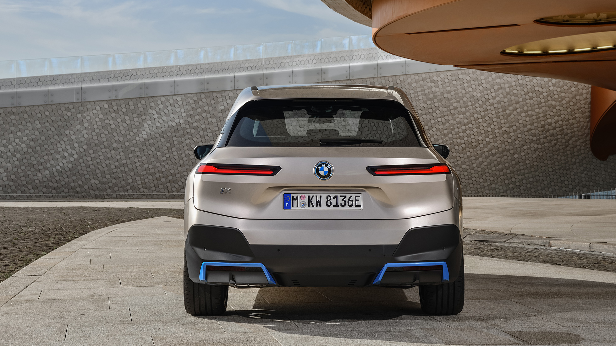 BMW iX diseño exterior Diseño exterior del BMW iX en color gris. Vista lateral del SAV eléctrico