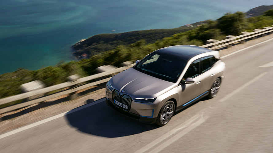 BMW iX diseño exterior Vista superior del BMW iX en la carretera. Diseño exterior del SAV eléctrico