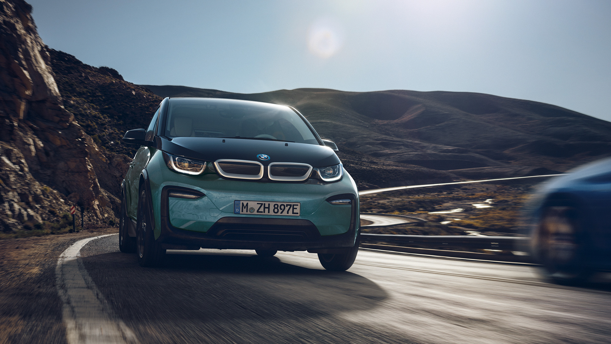 BMW i3 2018, vista lateral, en marcha BMW i3 I01 2018 Jucarobeige con detalles Frozen Grey metalizado, vista lateral, en marcha en un entorno urbano
