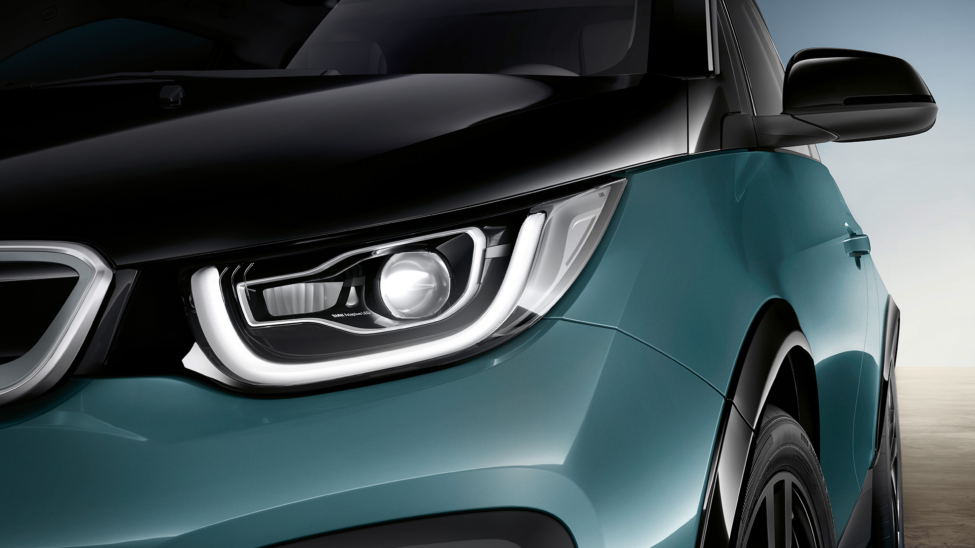 BMW i3 2018 Faros LED BMW i3 I01 2018 Jucarobeige con detalles Frozen Grey metalizado, primer plano del frontal, faros LED