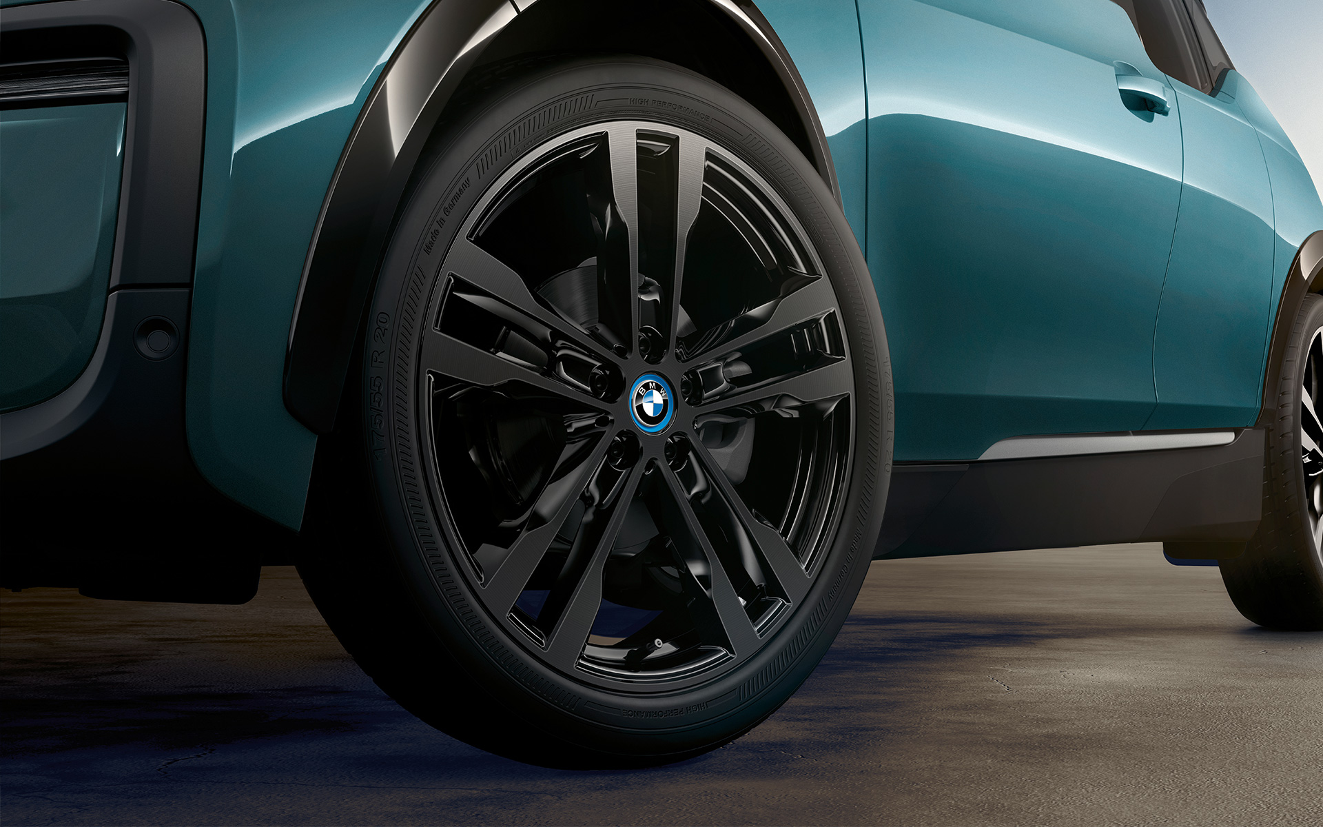 BMW i3 I01 2018 Blue Ridge Mountain con detalles Frozen Grey metallic, primer plano, llanta de aleación ligera