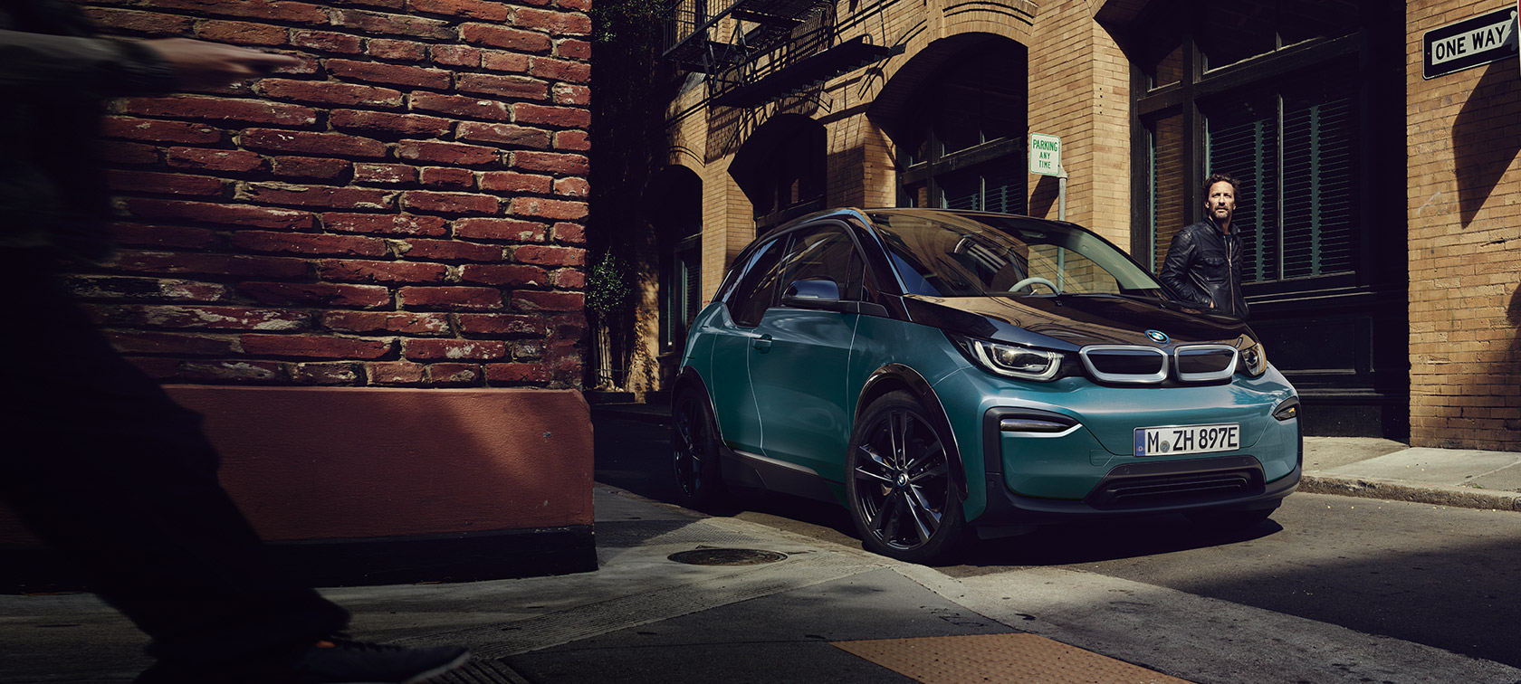 BMW i3 I01 2018 Blue Ridge Mountain con detalles Frozen Grey metallic, vista de tres cuarto del frontal, aparcado, en un entorno urbano