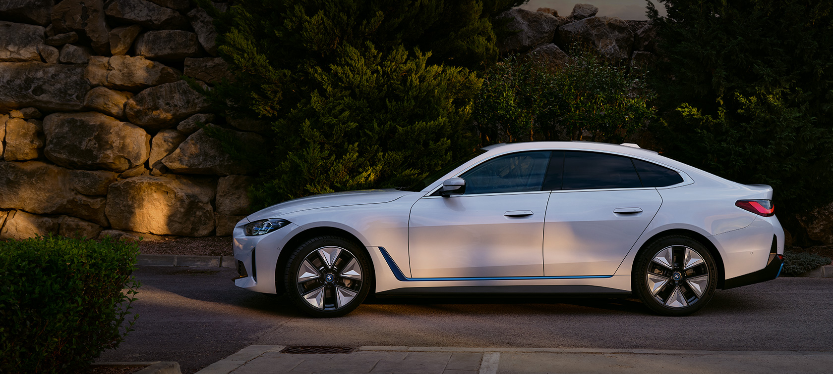BMW i4 eDrive40 G26 2021 Mineral White, vista lateral, parado