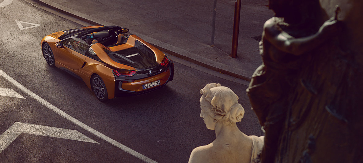 Vista superior del BMW i8 Roadster. El descapotable híbrido de BMW Vista superior del BMW i8 Roadster. El descapotable híbrido de BMW