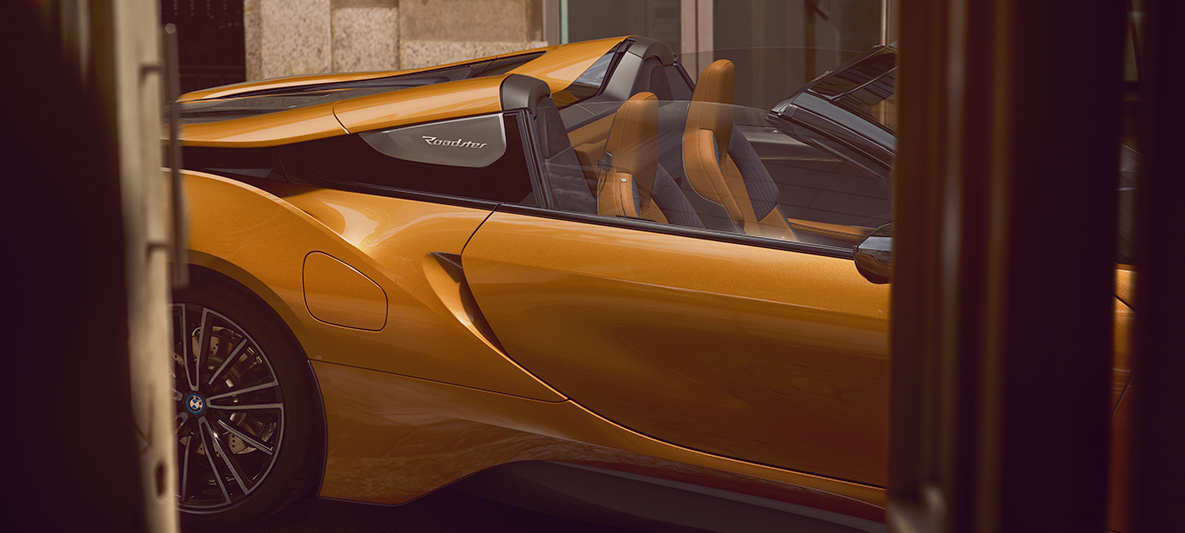 Vista lateral del logo Roadster en el BMW i8 Roadster. El deportivo híbrido enchufable Vista lateral del logo Roadster en el BMW i8 Roadster. El deportivo híbrido enchufable