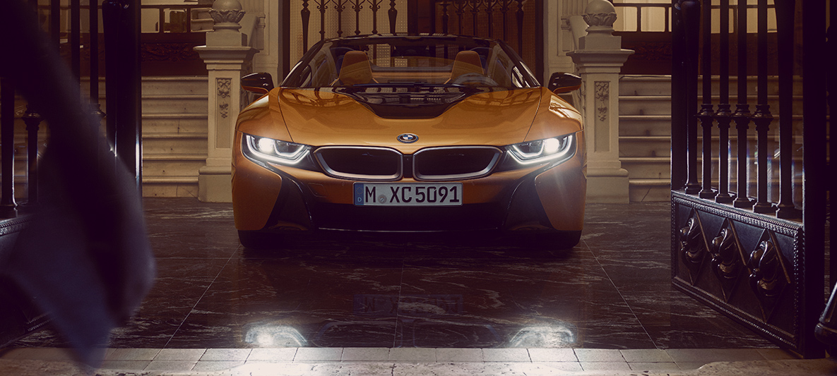 Vista frontal del BMW i8 Roadster con sus faros LED encendidos Vista frontal del BMW i8 Roadster con sus faros LED encendidos