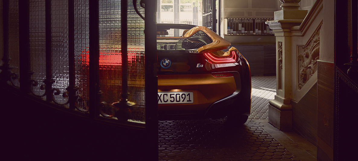 Vista trasera del BMW i8 Roadster. El descapotable híbrido enchufable Vista trasera del BMW i8 Roadster. El descapotable híbrido enchufable