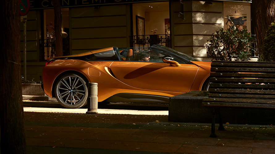 Vista lateral del BMW i8 Roadster aparcado en la calle Vista lateral del BMW i8 Roadster aparcado en la calle