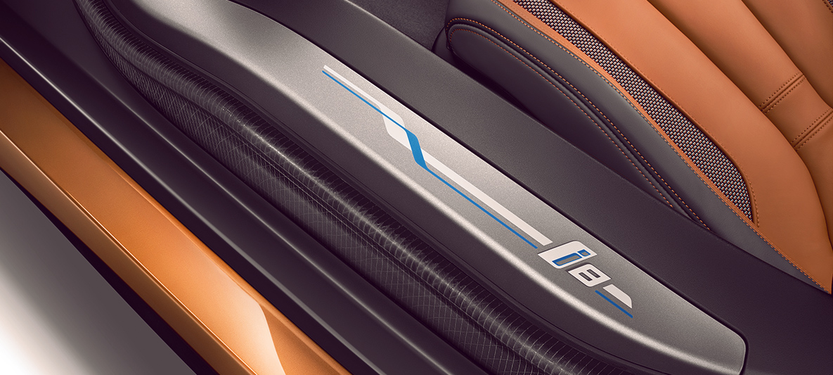 Logo i8 en el marco de la puerta del BMW i8 Roadster Logo i8 en el marco de la puerta del BMW i8 Roadster