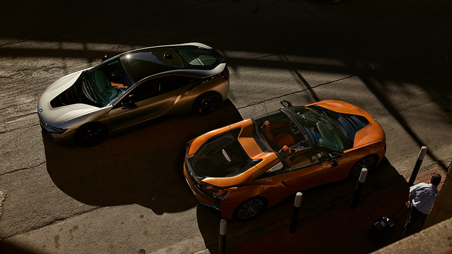 BMW i8 I12 I15, primera generación, vista de tres cuartos del lateral en la calle BMW Serie i BMW i8 I12 I15, primera generación, vista de tres cuartos del lateral en la calle
