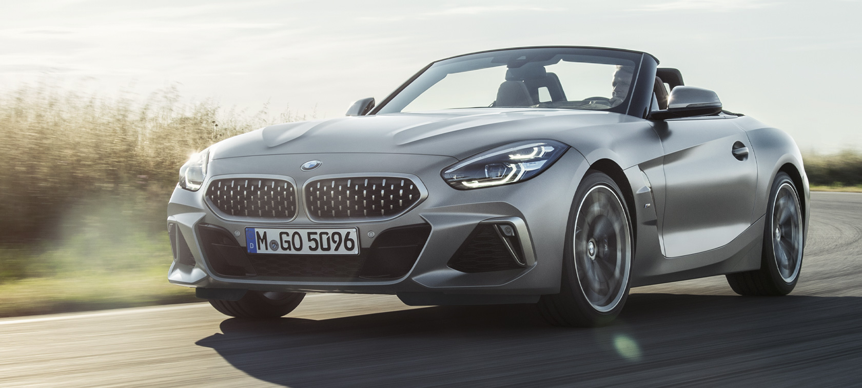 Vista de tres cuartos del frontal BMW Z4 M40i Roadster G29 BMW Z4 M40i Roadster G29 2019 BMW Individual Frozen Grey metalizado, en marcha, vista de tres cuartos del frontal