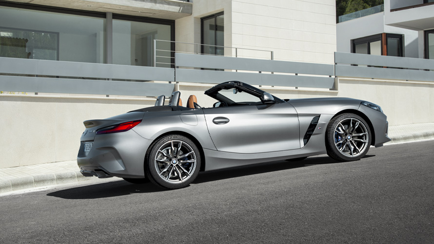 BMW Z4 M40i Roadster G29 vista lateral delante de un edificio BMW Z4 M40i Roadster G29 vista lateral delante de un edificio