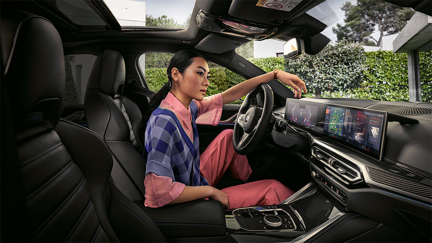 BMW i4 M50 G26 2021 Interior con mujer en el asiento del conductor