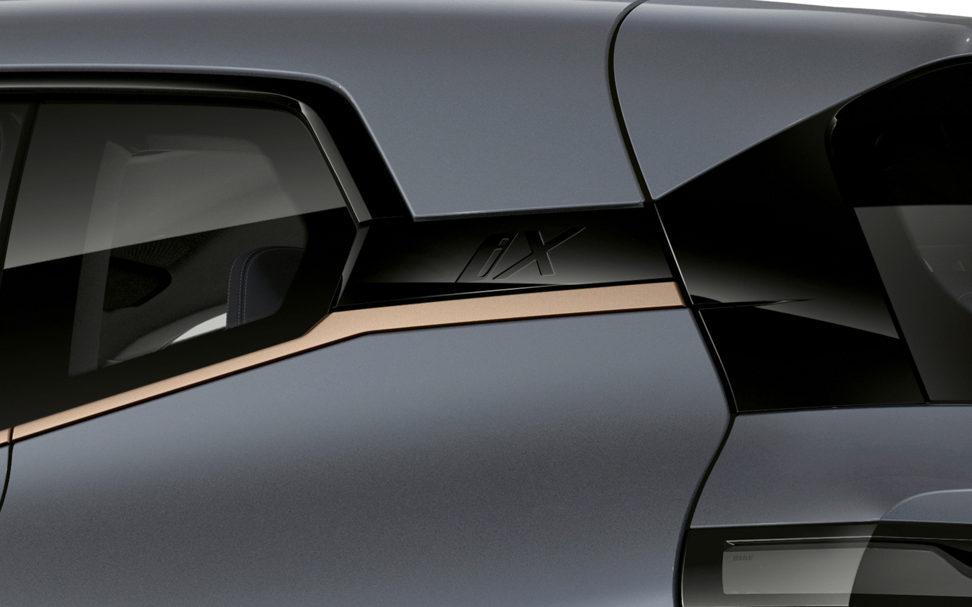 BMW iX M60 i20 2022 SUV eléctrico Storm Bay metalizado, vista de detalle, anagrama "iX", curva Hofmeister, molduras exteriores BMW Individual en broce titanio