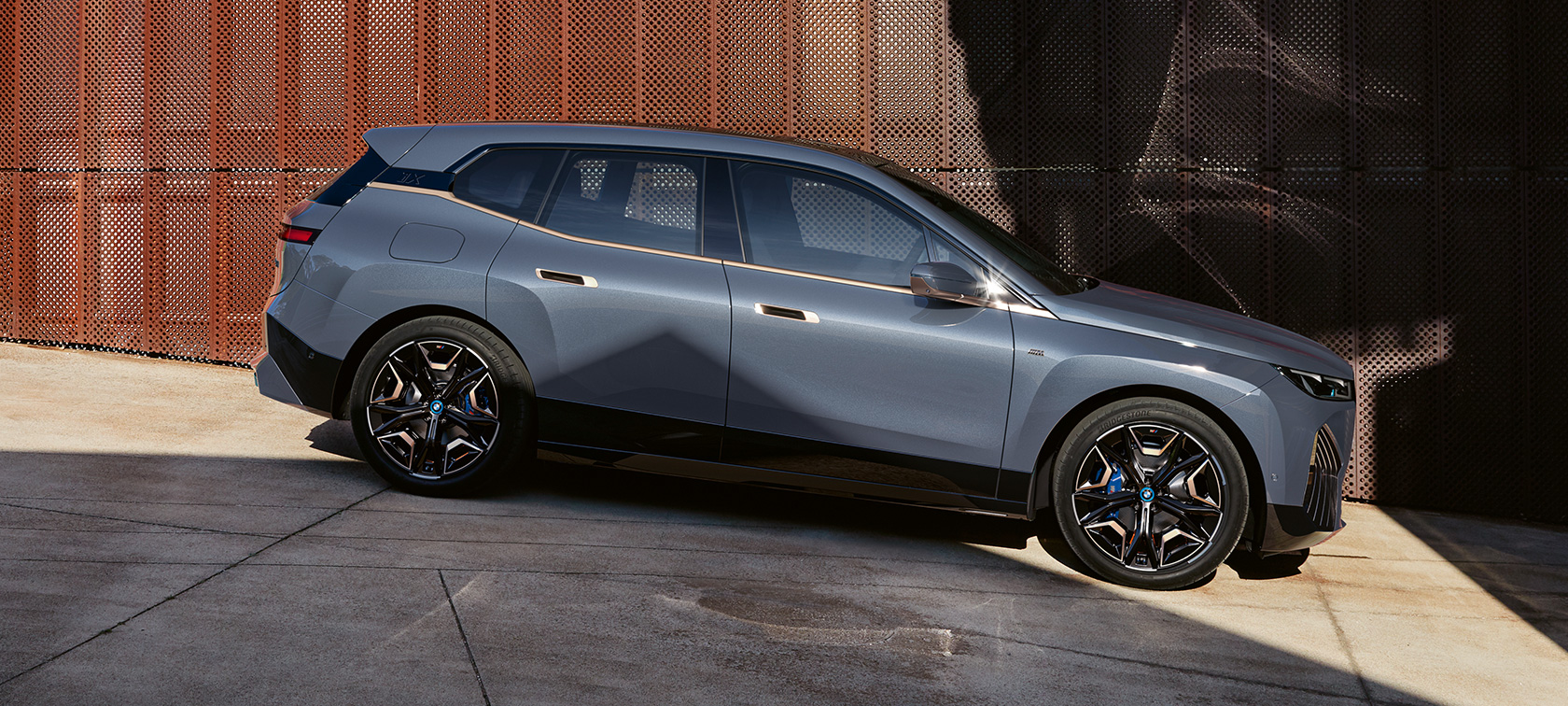 BMW iX M60 i20 2022 SUV eléctrico BMW Individual Storm Bay metalizado, vista lateral, aparcado BMW iX M60 i20 2022 SUV eléctrico BMW Individual Storm Bay metalizado, vista lateral, aparcado