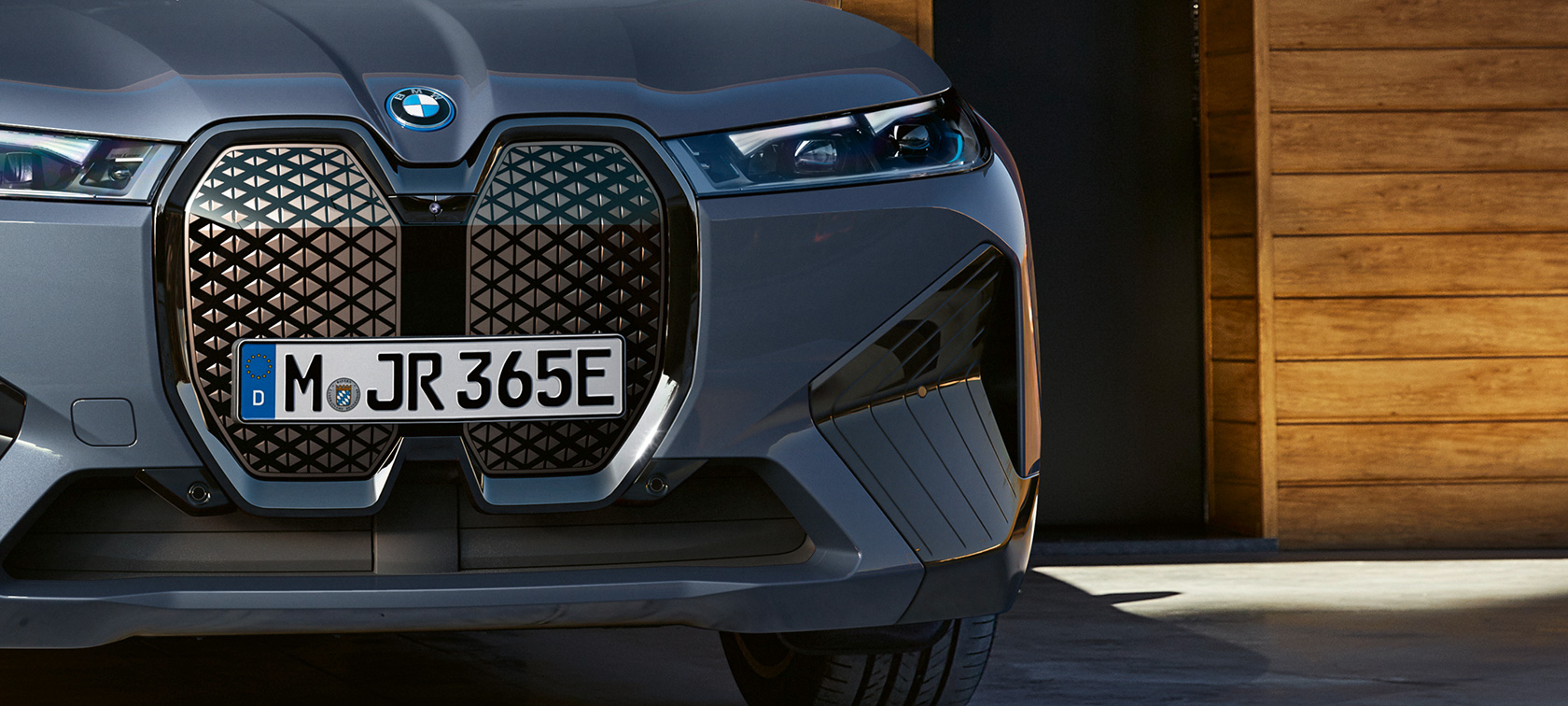 BMW iX M60 i20 2022 SUV eléctrico BMW Individual Storm Bay metalizado, detalle del frontal con parrilla BMW vertical BMW iX M60 i20 2022 SUV eléctrico BMW Individual Storm Bay metalizado, detalle del frontal con parrilla BMW vertical