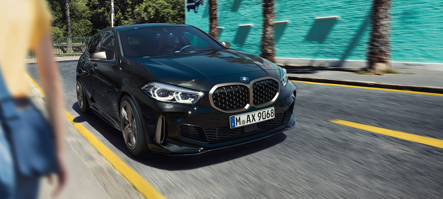 BMW M135i xDrive, vista frontal de tres cuartos F40 BMW M135i xDrive color Black Sapphire metalizado, vista frontal de tres cuartos, en marcha F40.