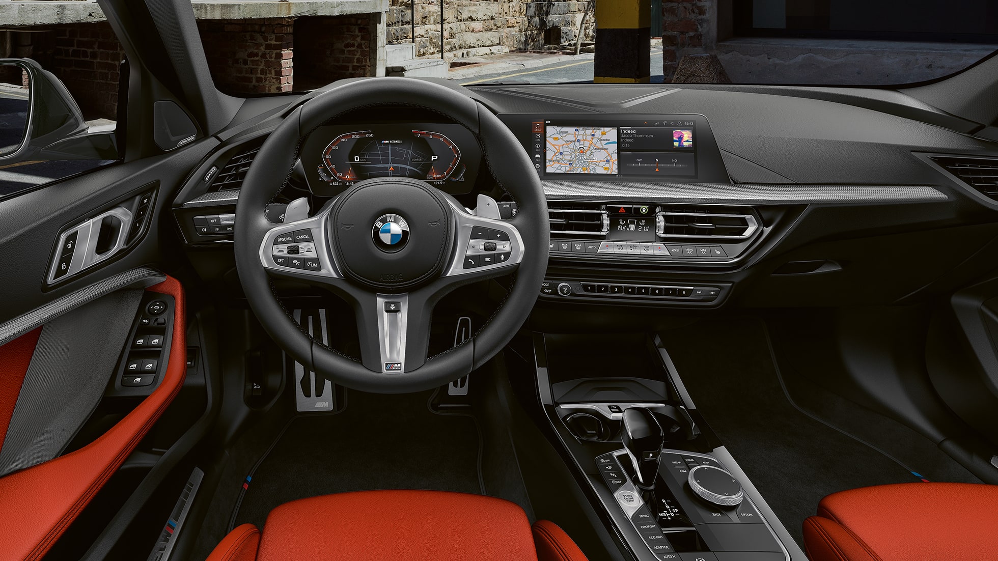BMW M135i xDrive, interior Interior del BMW M135i xDrive con volante M de cuero y asientos deportivos M.