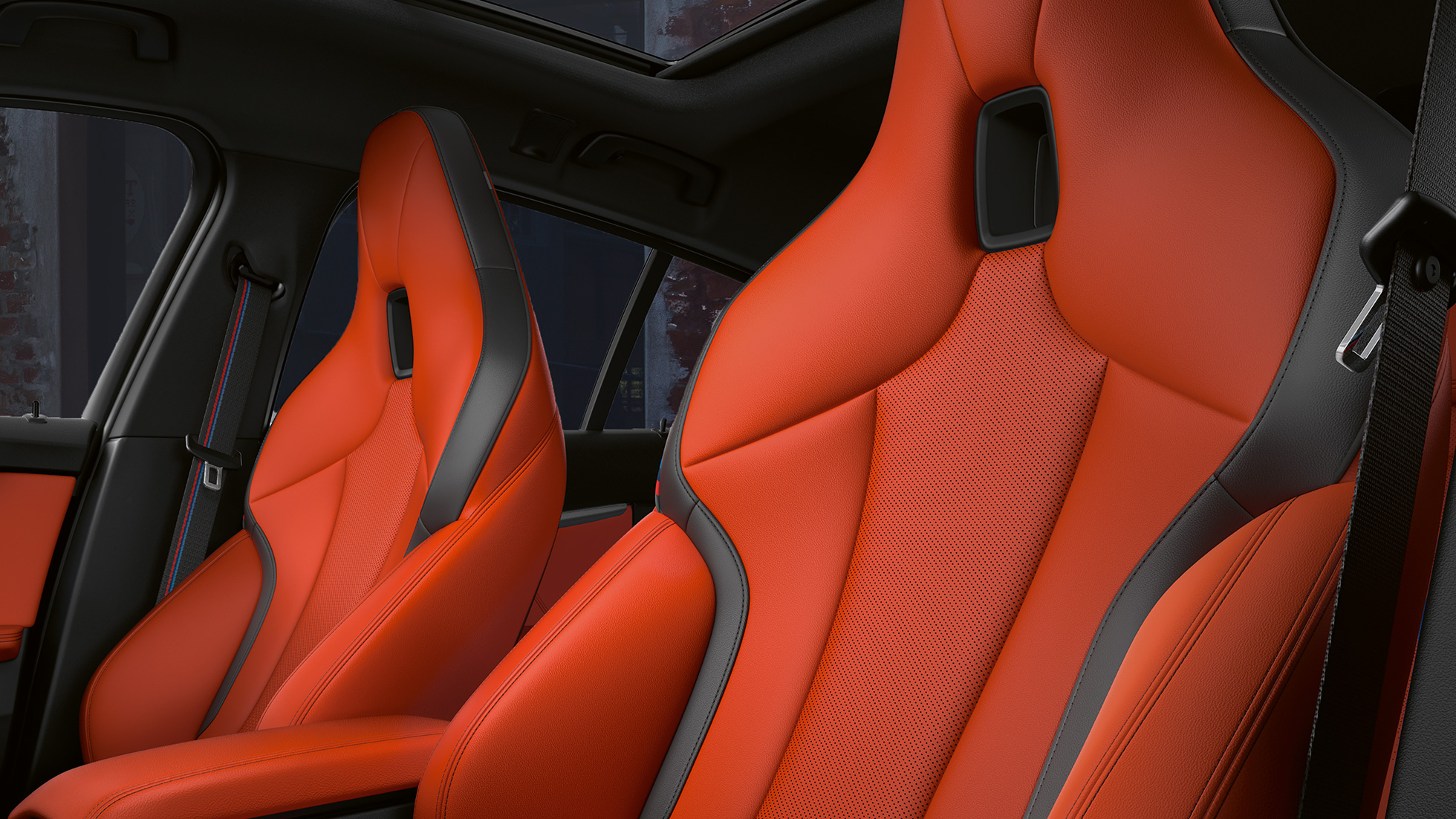 Asientos deportivos M con reposacabezas integrados Asientos deportivos M con reposacabezas integrado en el interior del BMW M135i xDrive.
